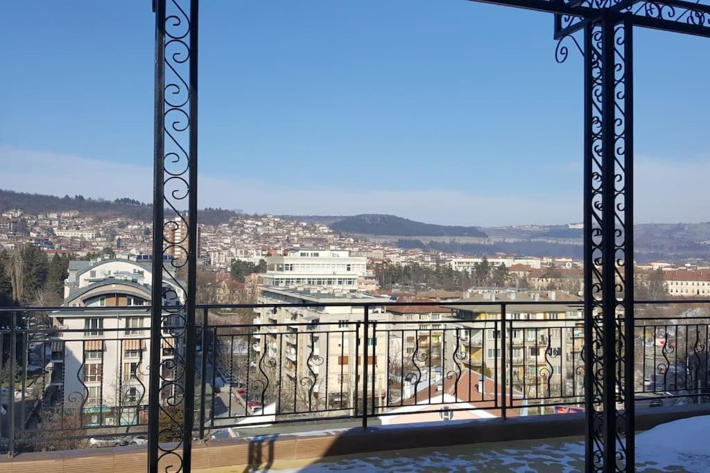 Unique Studio- Great Balcony And View! Parking Possibility! Veliko Turnovo Bagian luar foto