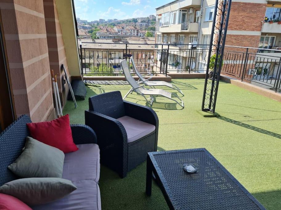 Unique Studio- Great Balcony And View! Parking Possibility! Veliko Turnovo Bagian luar foto
