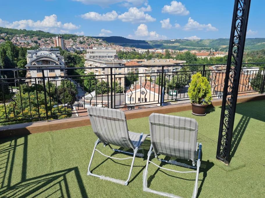 Unique Studio- Great Balcony And View! Parking Possibility! Veliko Turnovo Bagian luar foto